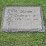 Klassisk liggande gravsten i grå Bohusgranit.